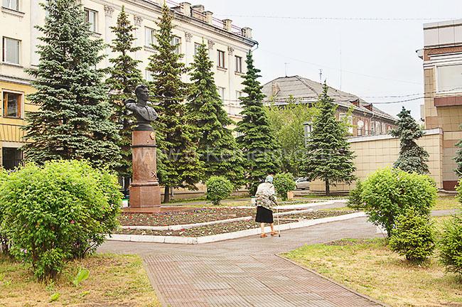 Бюст дважды Героя Советского Союза гвардии старшего лейтенанта А.П. Шилина. Город Ленинск-Кузнецкий, Кемеровская область