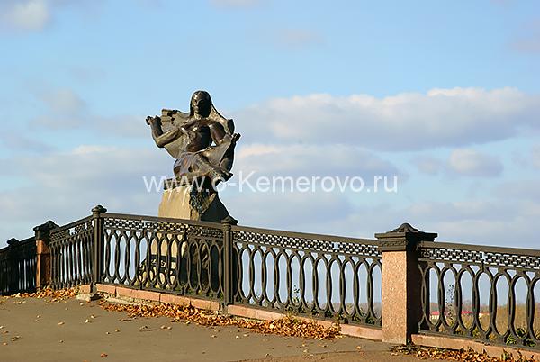 Скульптура на набережной в г.Кемер