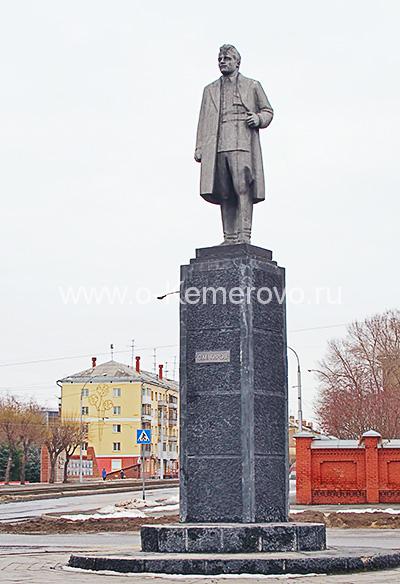 Памятник Кирову на площади Кирова в Кемерово