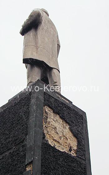 Памятник Кирову с задней стороны