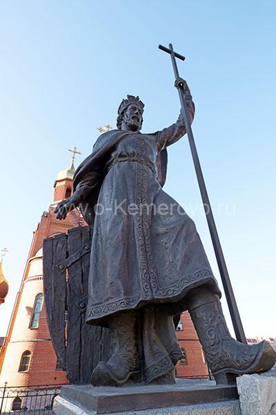 Скульптурная композиция святого равноапостольного князя Владимира, крестителя Руси в городе Кемерово Скульптурная композиция святого равноапостольного князя Владимира, крестителя Руси в городе Кемерово