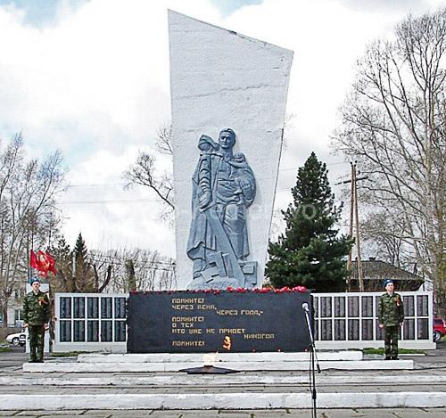 Монумент памяти воевавшим в годы Великой Отечественной войны, поселок Тяжинский, Кемеровская область