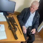 fotoinspektory_rosgvardii_poblagodarili_pensionera_kotoryjj_dobrovolno_vydal_nezakonnoe_oruzhie_small.jpg