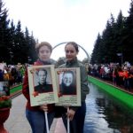 1-skoro-sleduyushhij-parad-bessmertnogo-polka.-vnuchka-i-pravnuchka-snova-projdut-v-stroyu-s-babushkoj-valej-i-dedushkoj-pavlom…-foto-iz-arhiva-semi.-scaled-e1651139345889.jpg