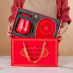 Как подобрать оригинальные и недорогие сувениры для коллег? podarochnyj-nabor-lucky-kruzhka-s-podstavkoj-dlya-podogreva-krasnyj1