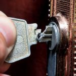 Что делать, если ключ сломался в замочной скважине? slomalsja-kljuch