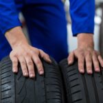Шины 235/55 R19 – на что обратить внимание при выборе hands-mechanic-touching-tyres_1170-1153