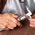 Поверка штангенциркуля: как часто нужна и что говорит ГОСТ jeweler-hands-using-mechanical-tools_23-2148643242