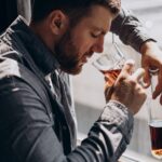 Вывод из запоя на дому в Кемерово: Быстрая и анонимная помощь от профессионалов man-drinker-depressed-with-bottle-whiskey_1303-28170