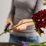 florist-making-bouquet-flowers-vase_176420-16684