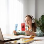 Как учить детей английскому языку с нуля: простая и честная инструкция girl-learning-with-laptop-side-view_23-2149455151