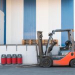 Вилочные погрузчики: какие бывают и как выбрать под задачу logistic-center-with-forklift_23-2148902599