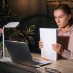Система документации: как упростить работу с контентом и не потеряться в хаосе инструкций medium-shot-woman-working-late-night_23-2150170759