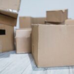 Коробки из гофрокартона – надежная упаковка для хранения и перевозки продукции close-up-carton-boxes_23-2147782316