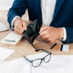 Банкротство физических лиц – как избавиться от долгов и вернуть контроль над финансами close-up-hands-holding-wallet_23-2148773966