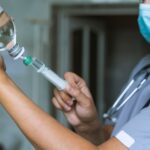 Капельница от запоя – как внутривенное лечение помогает безопасно выйти из тяжелого состояния side-view-doctor-filling-up-syringe-with-medicine_23-2148735393
